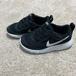 Black Nike toddler shoes